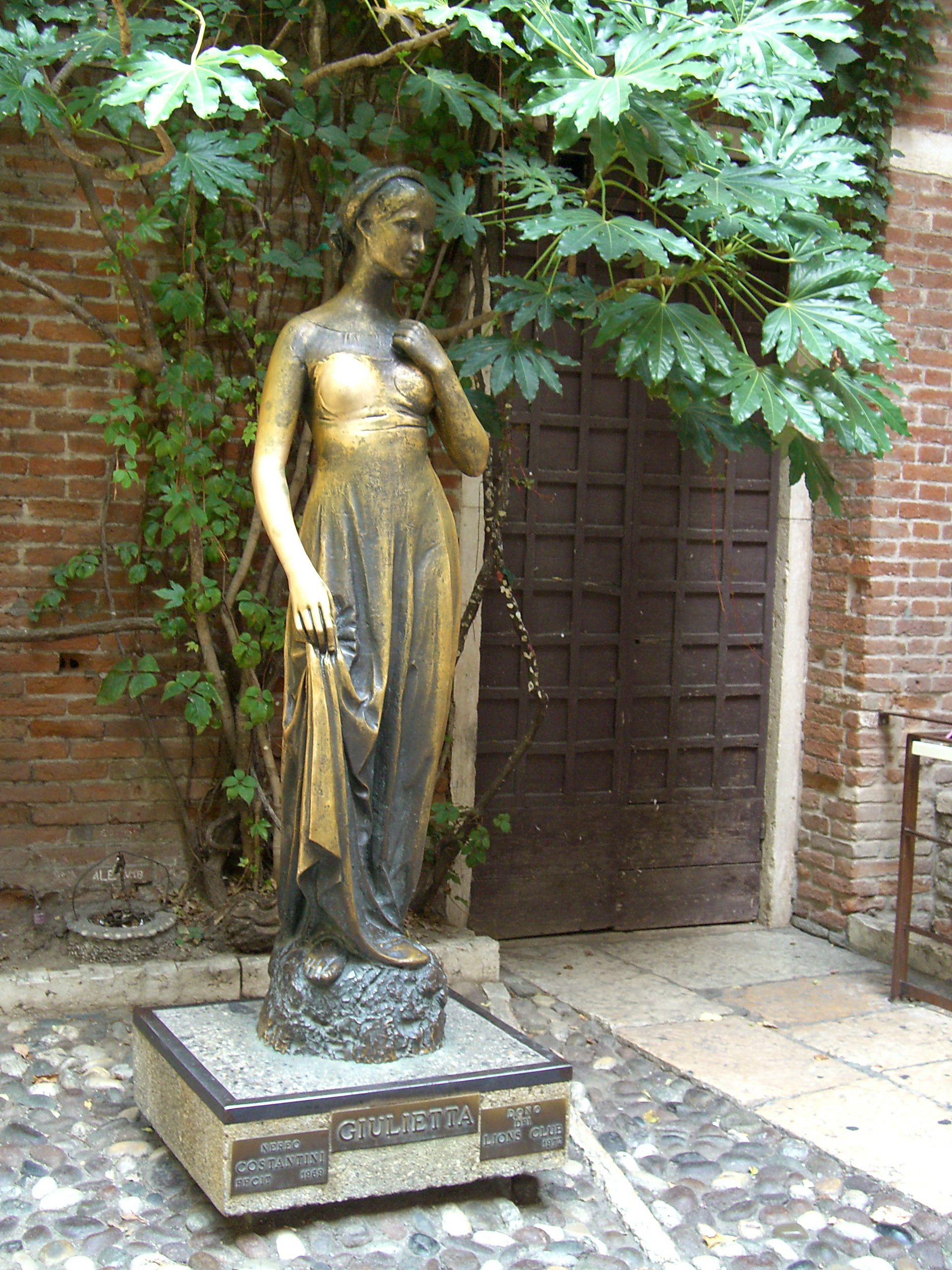 verona veneto italia giulietta romeo amore statua monumento storico di verona